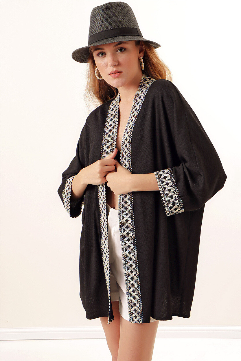 05866 Nakışlı Örme Kimono