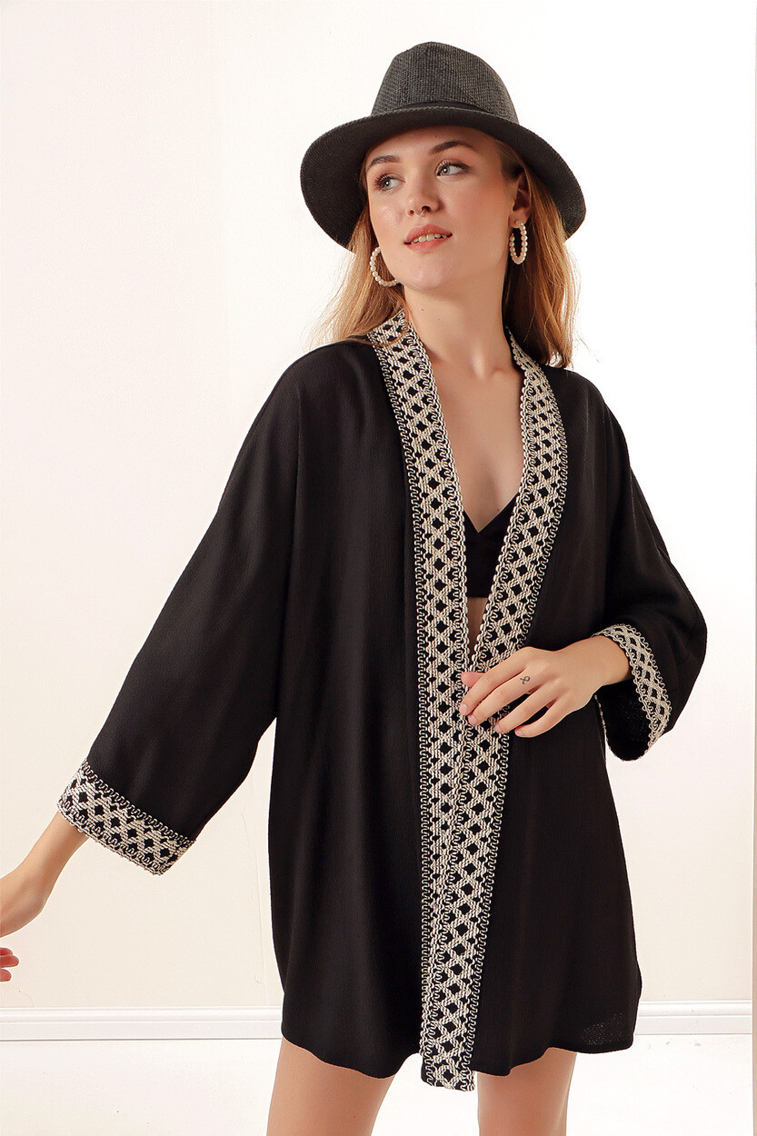 05866 Nakışlı Örme Kimono