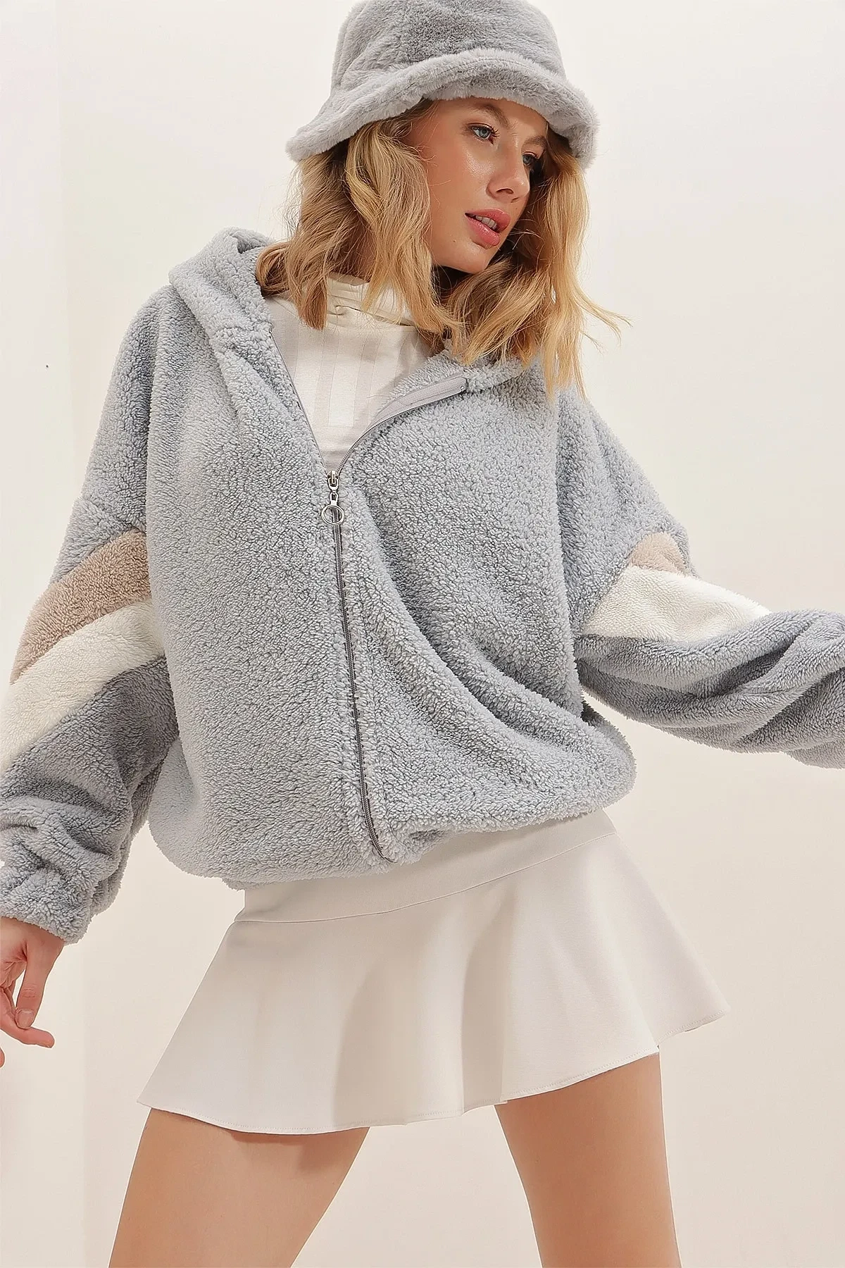 Kolları Renk Bloklu Oversize Peluş Sweatshirt