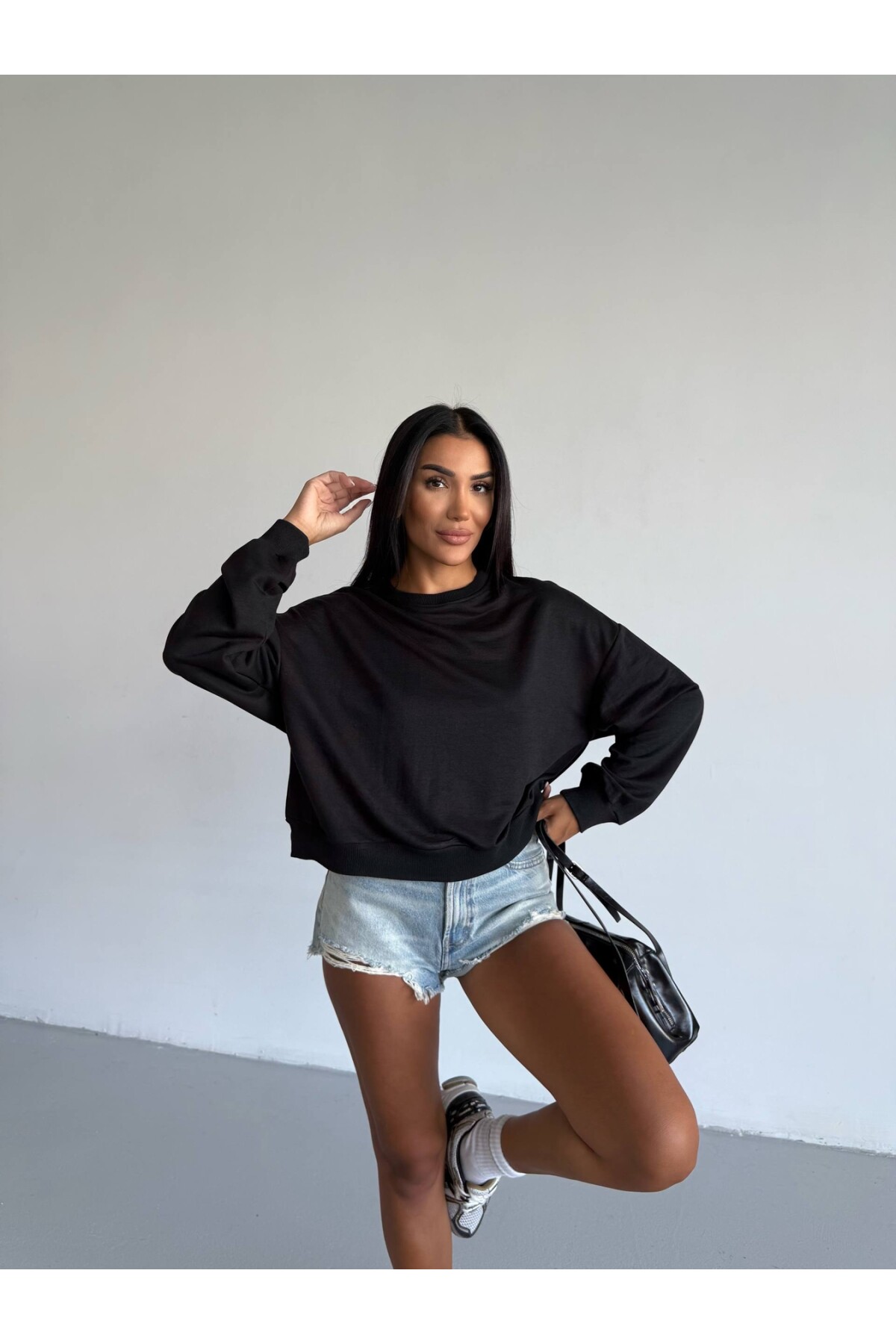İki İplik Bisiklet Yaka Siyah Sweatshirt
