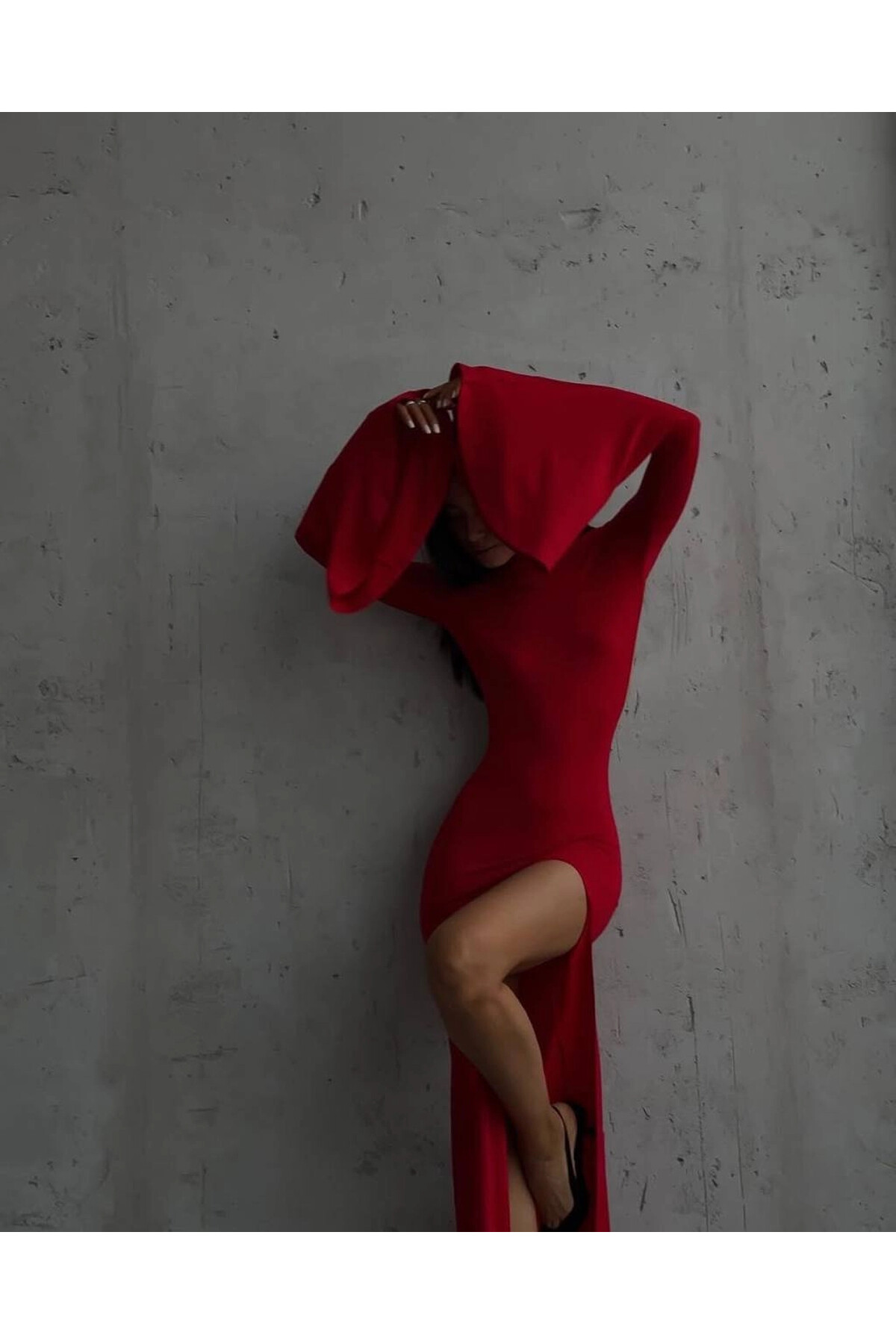 Sırt Dekolteli Kol Detaylı Yırtmaçlı Elbise