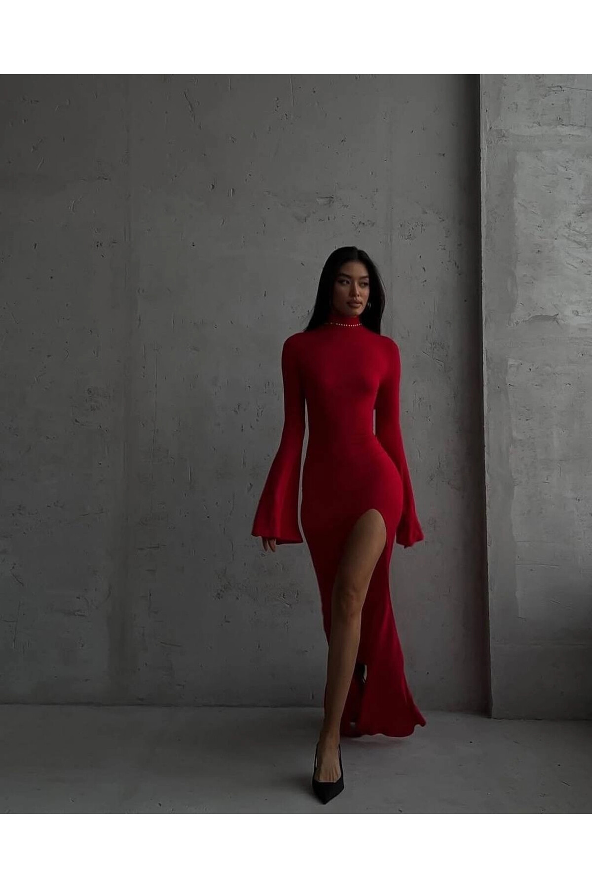 Sırt Dekolteli Kol Detaylı Yırtmaçlı Elbise