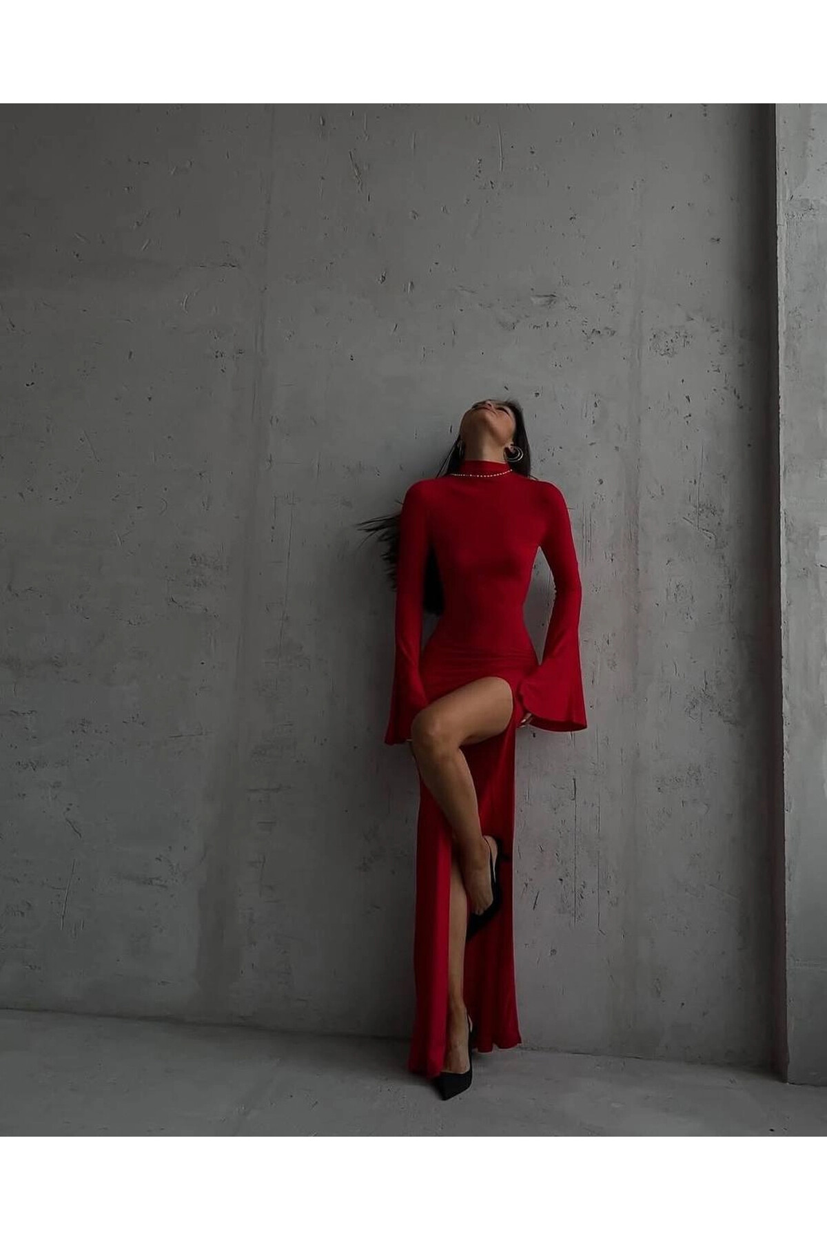 Sırt Dekolteli Kol Detaylı Yırtmaçlı Elbise