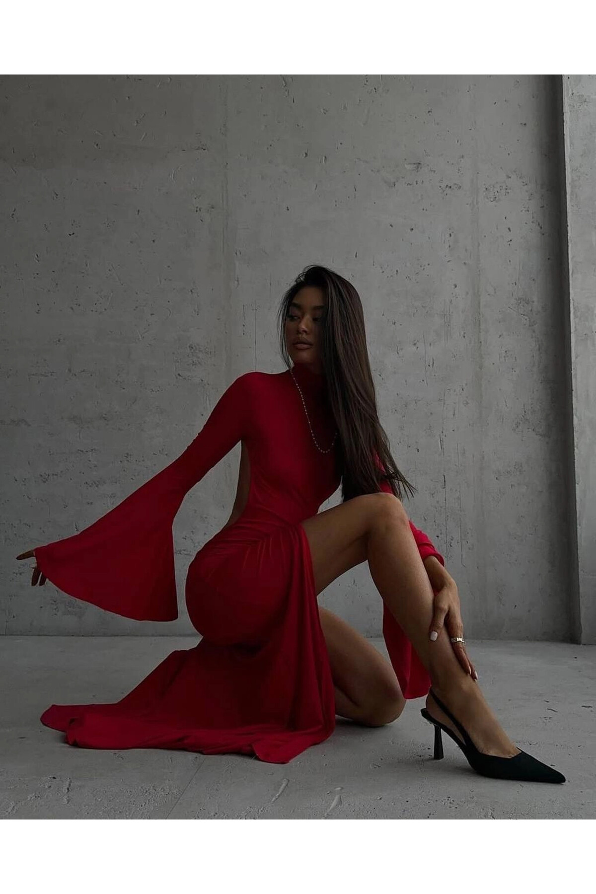 Sırt Dekolteli Kol Detaylı Yırtmaçlı Elbise