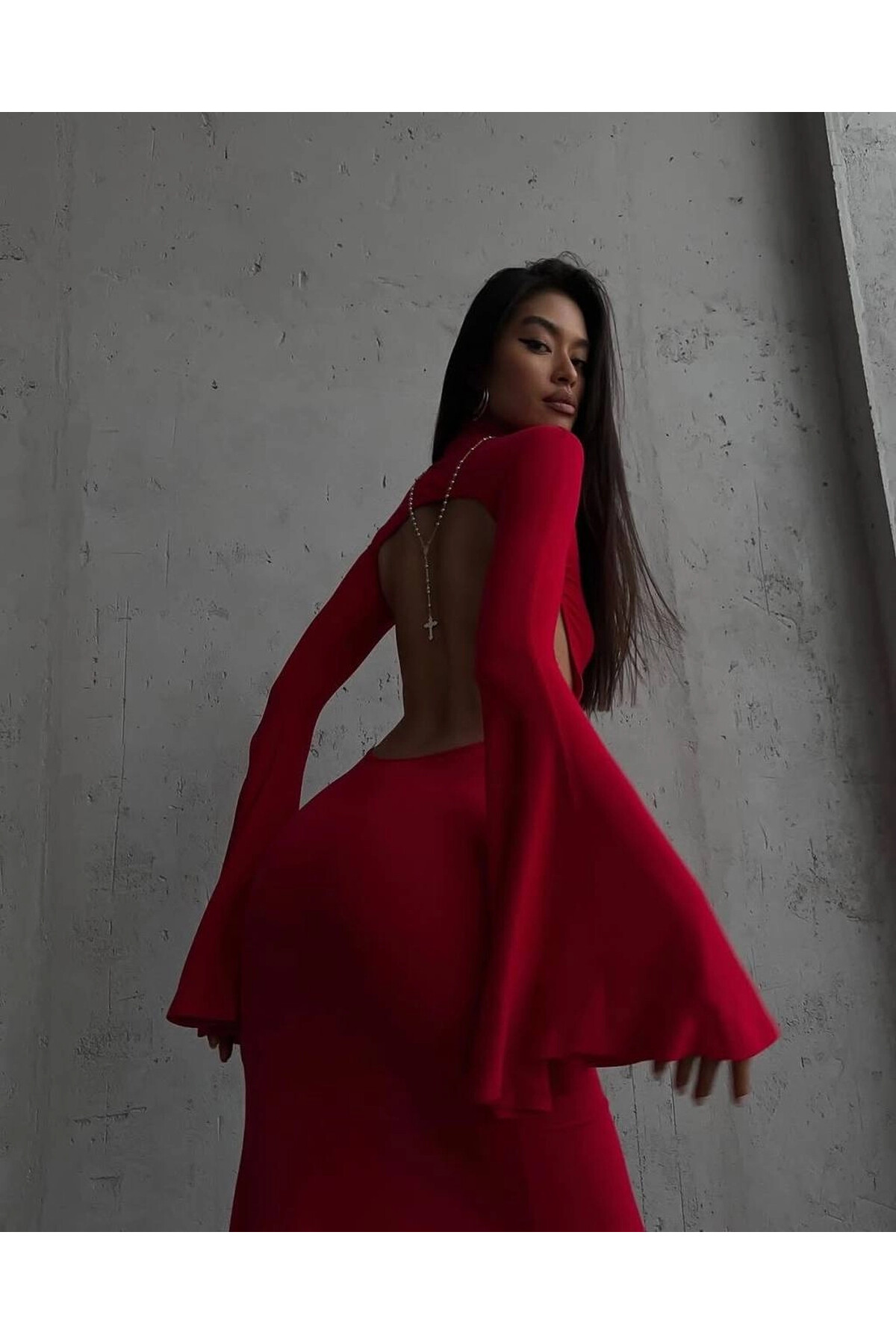 Sırt Dekolteli Kol Detaylı Yırtmaçlı Elbise