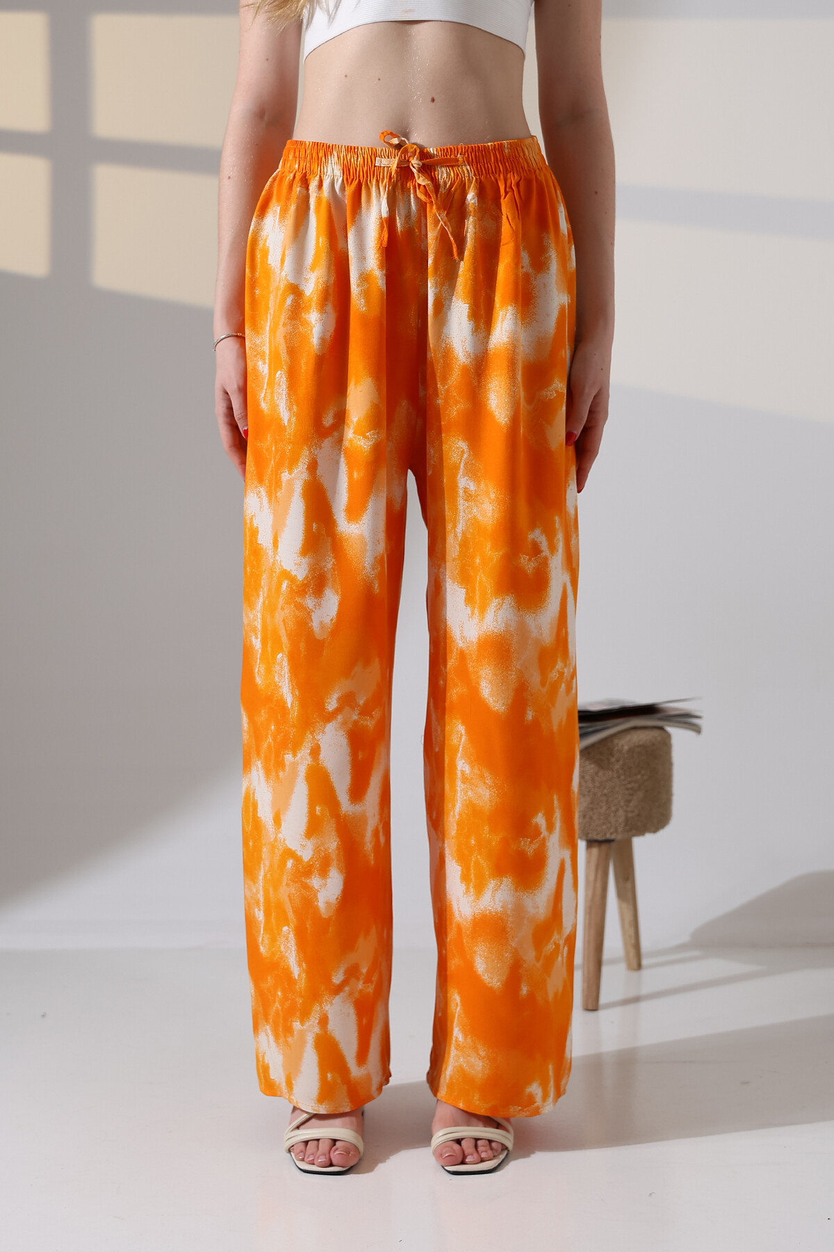 Viskon Bol Paça Turuncu Desenli Pantalon