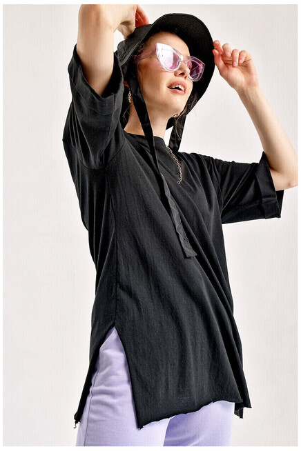 Kol Katlı Yırtmaçlı Salaş T-Shirt