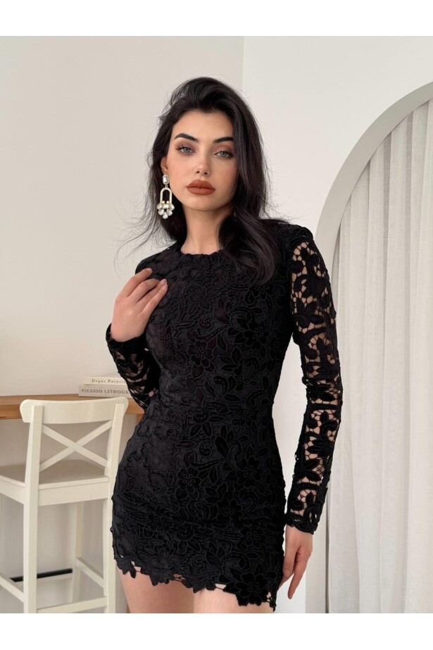 Çiçek Detaylı Siyah Elbise